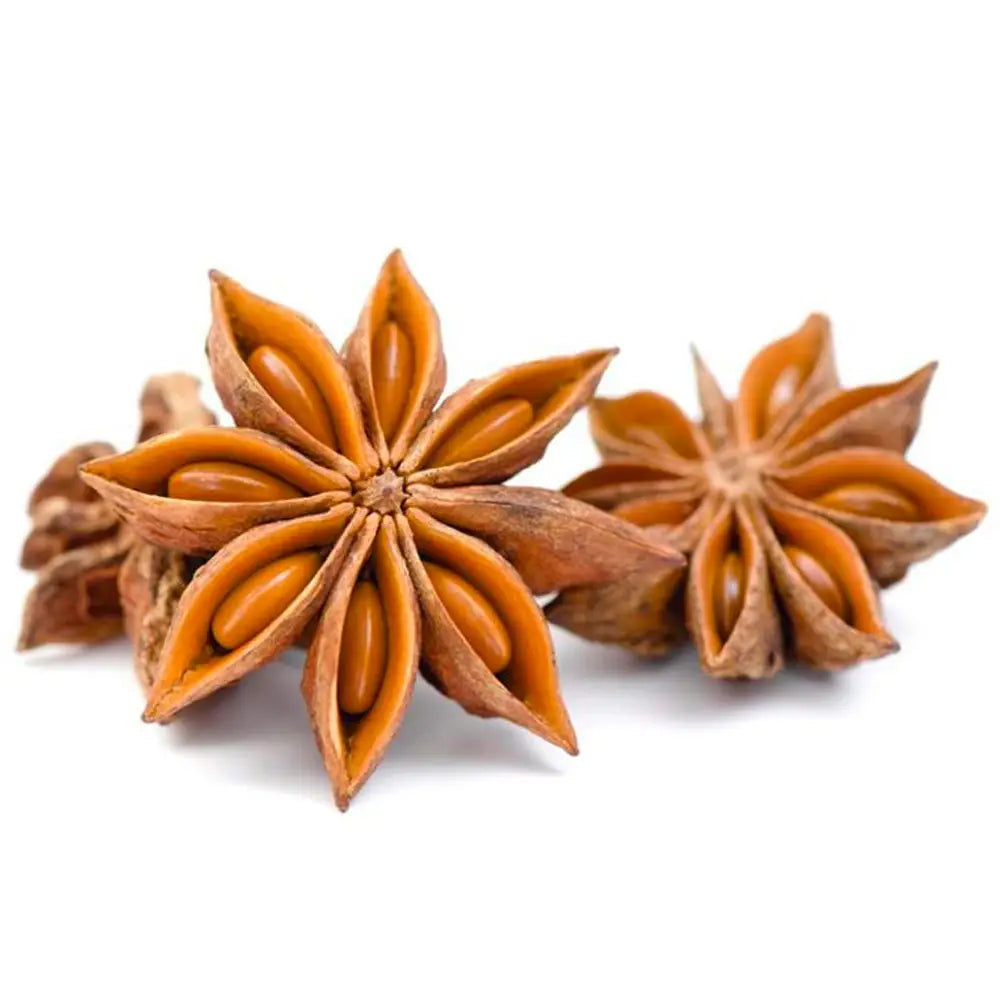 Bacche di anice stellato su sfondo naturale, con dettagli sulle sue caratteristiche a forma di stella