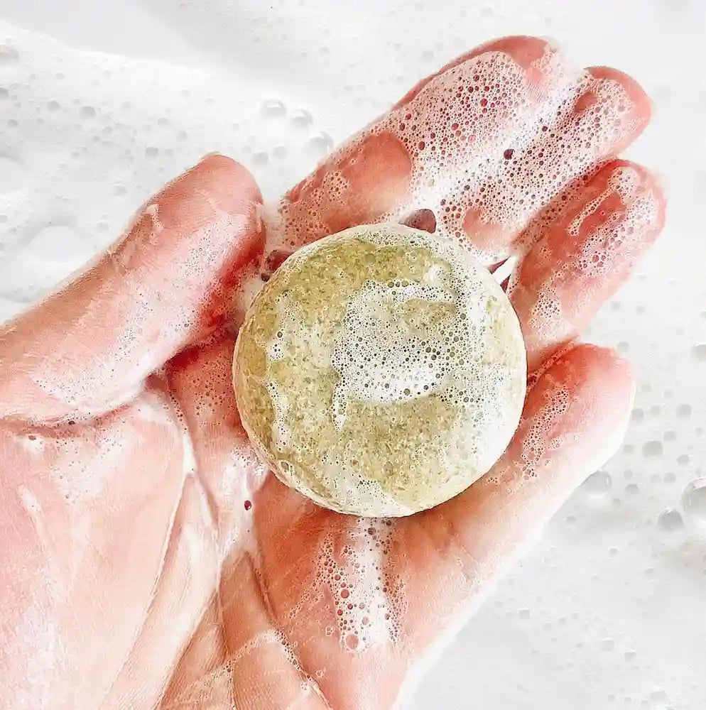 Detergente con Alga Spirulina, dalle proprietà antiossidanti, idratanti e purificanti. Stimola il collagene, protegge la pelle e combatte acne e gonfiori, lasciandola luminosa e pulita.