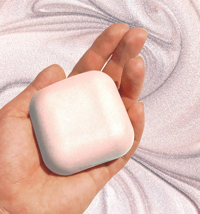 Texture olio corpo shimmer con riflessi platino e profumo di orchidea selvaggia, effetto brillante e idratante per la pelle