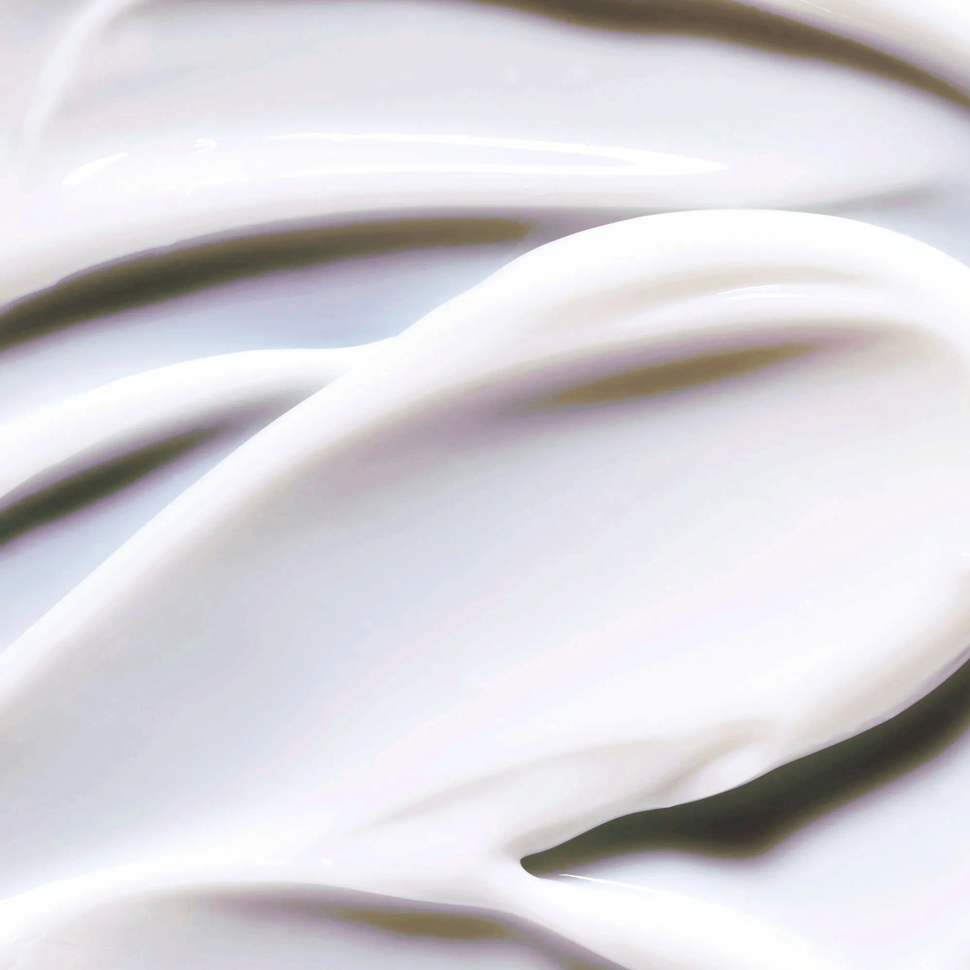 Texture cremosa e fluida di un olio crema doposole su pelle abbronzata