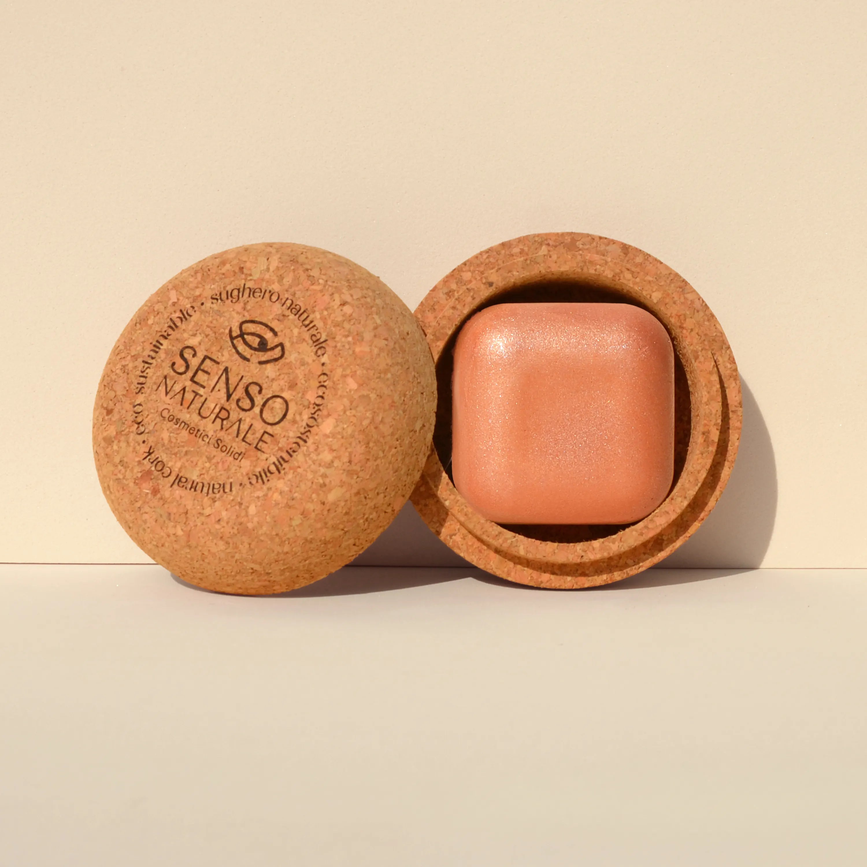 Olio crema illuminante peach gold shimmer con contenitore in sughero con burro di karité e oli naturali per una pelle idratata, elastica e luminosa