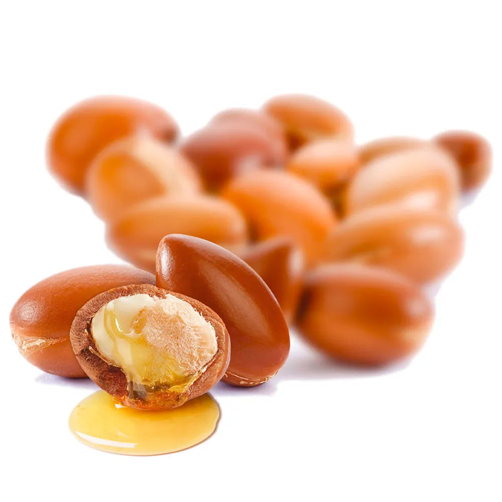 Gocce di olio di Argan puro con frutti di Argan sullo sfondo