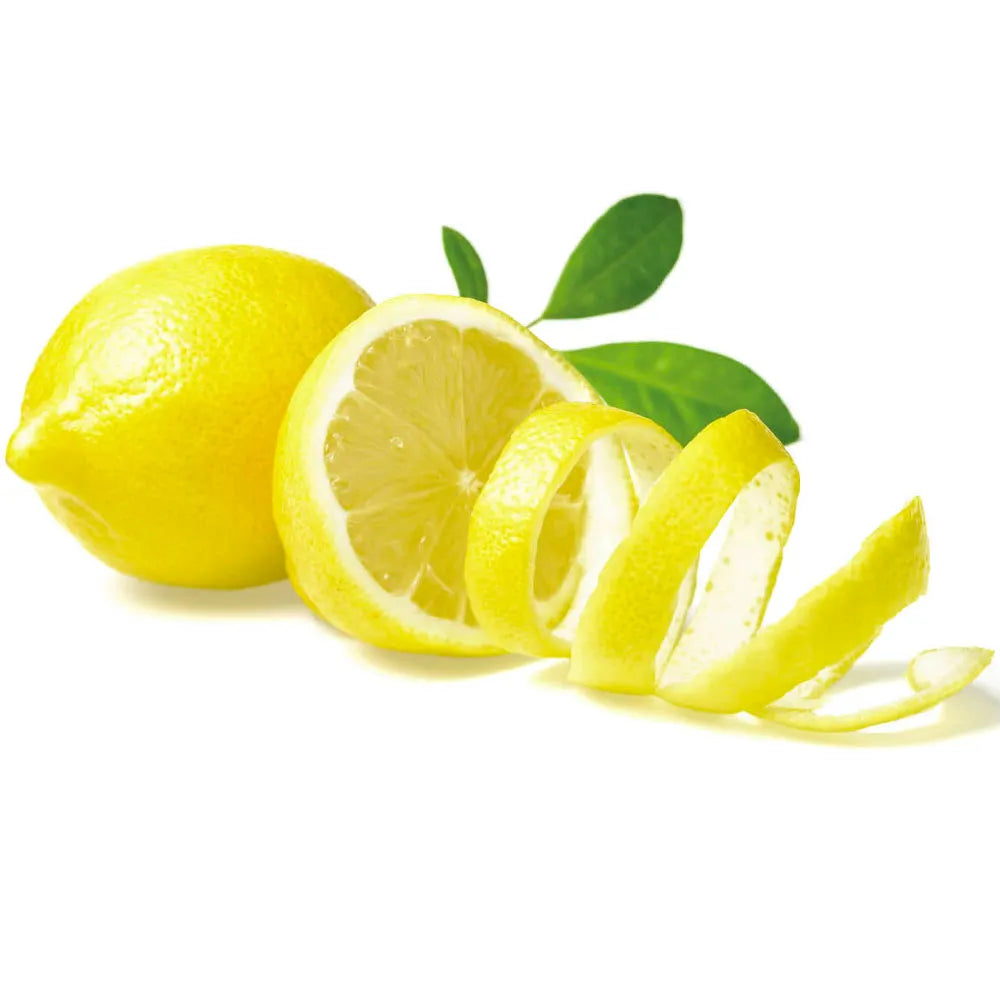 Olio essenziale di limone con limoni freschi su sfondo bianco