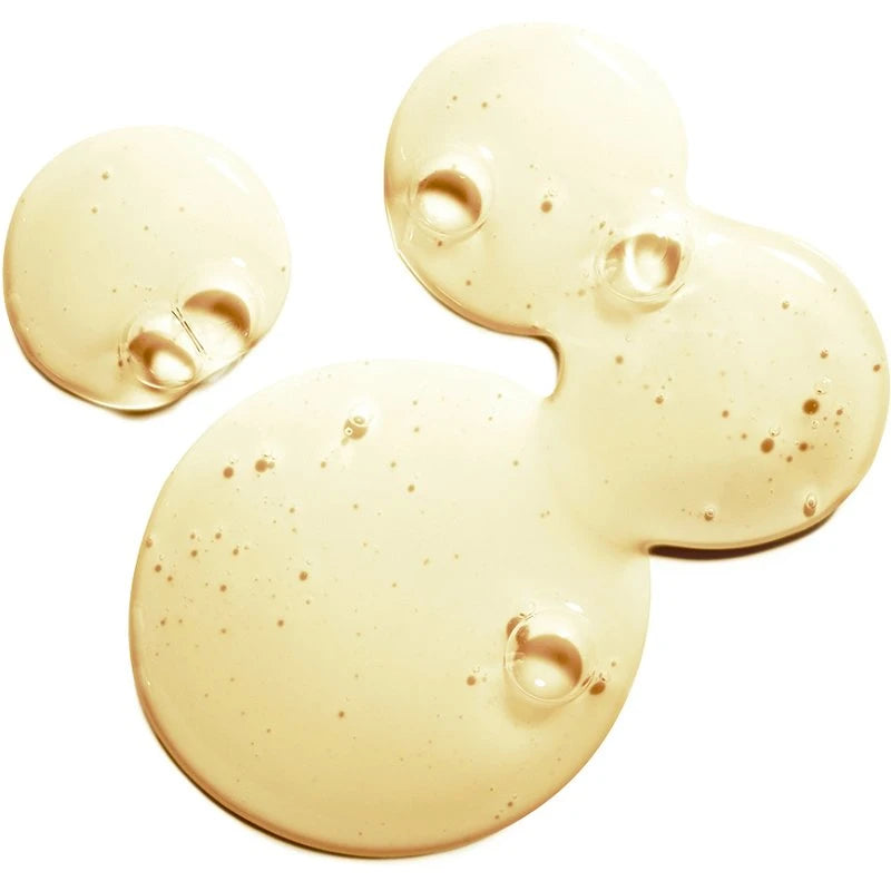 Olio di oliva ozonizzato con gocce su pelle idratata e luminosa