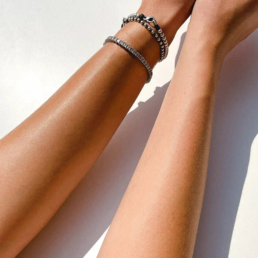 Olio solido illuminante naturale con effetto shimmer per pelle liscia, idratata e luminosa