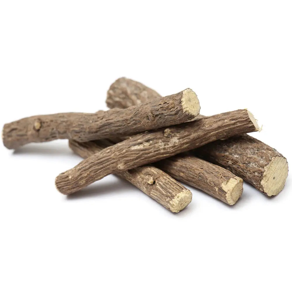 La polvere di radice di liquirizia è un estratto naturale ottenuto dalla radice essiccata e macinata della pianta di liquirizia (Glycyrrhiza glabra)