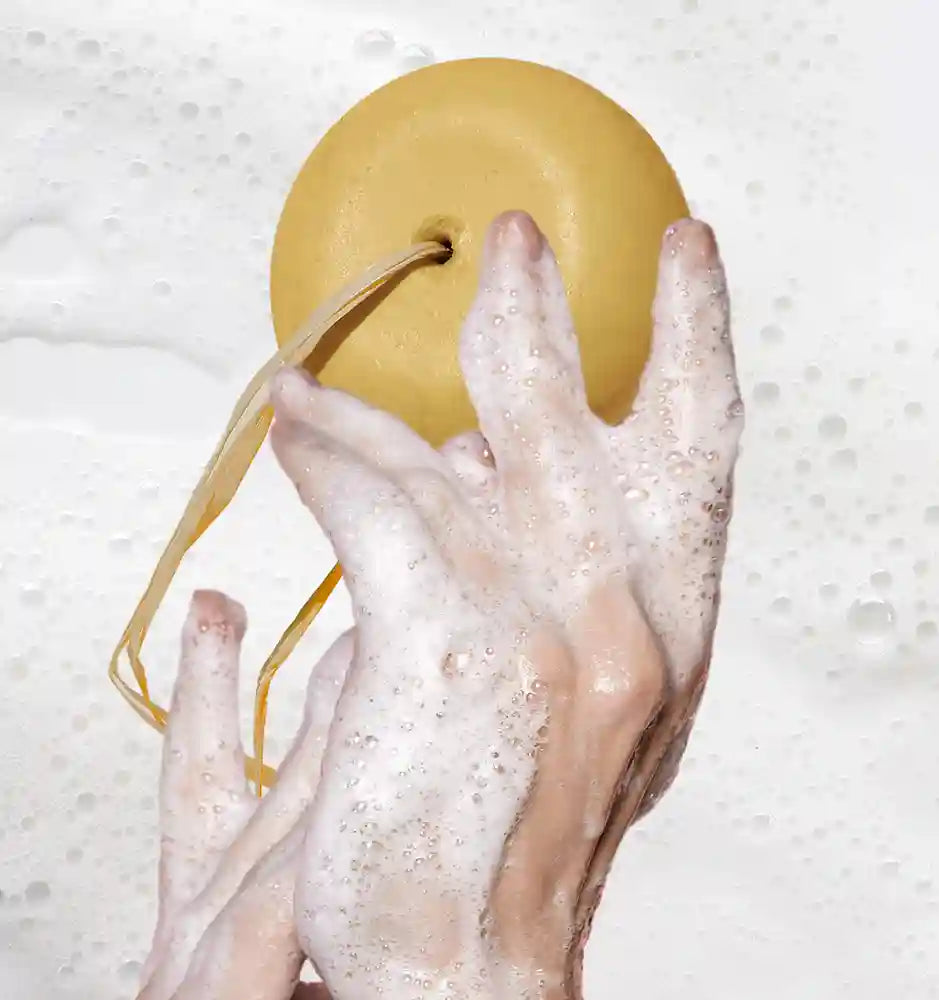 Shampoo solido schiarente e illuminante con camomilla, curcuma e olio di germe di grano per capelli naturali, luminosi, nutriti e rinforzati.