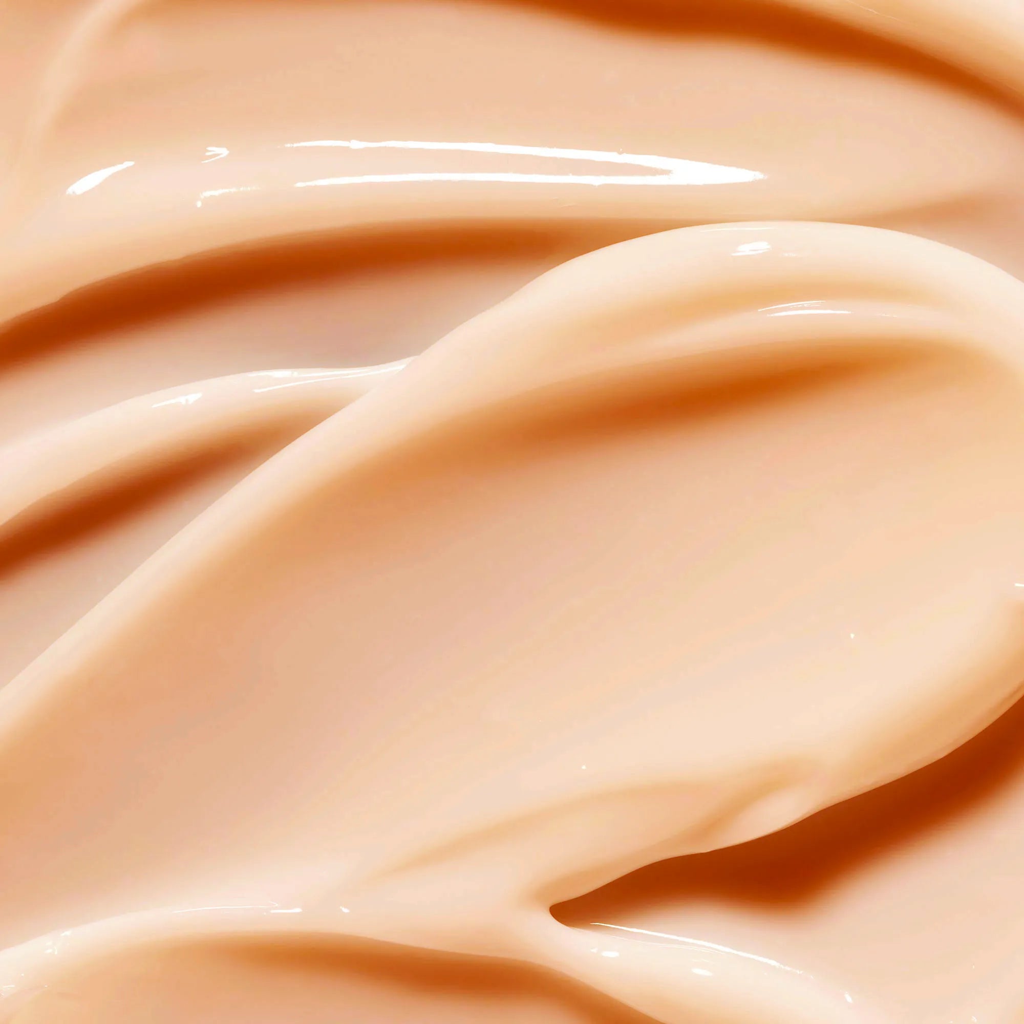 Texture cremosa e leggera di attivatore solare da applicare su pelle abbronzata