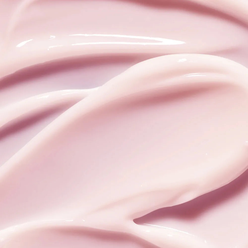 Close-up della texture setosa e leggera di un olio crema corpo all’acido ialuronico