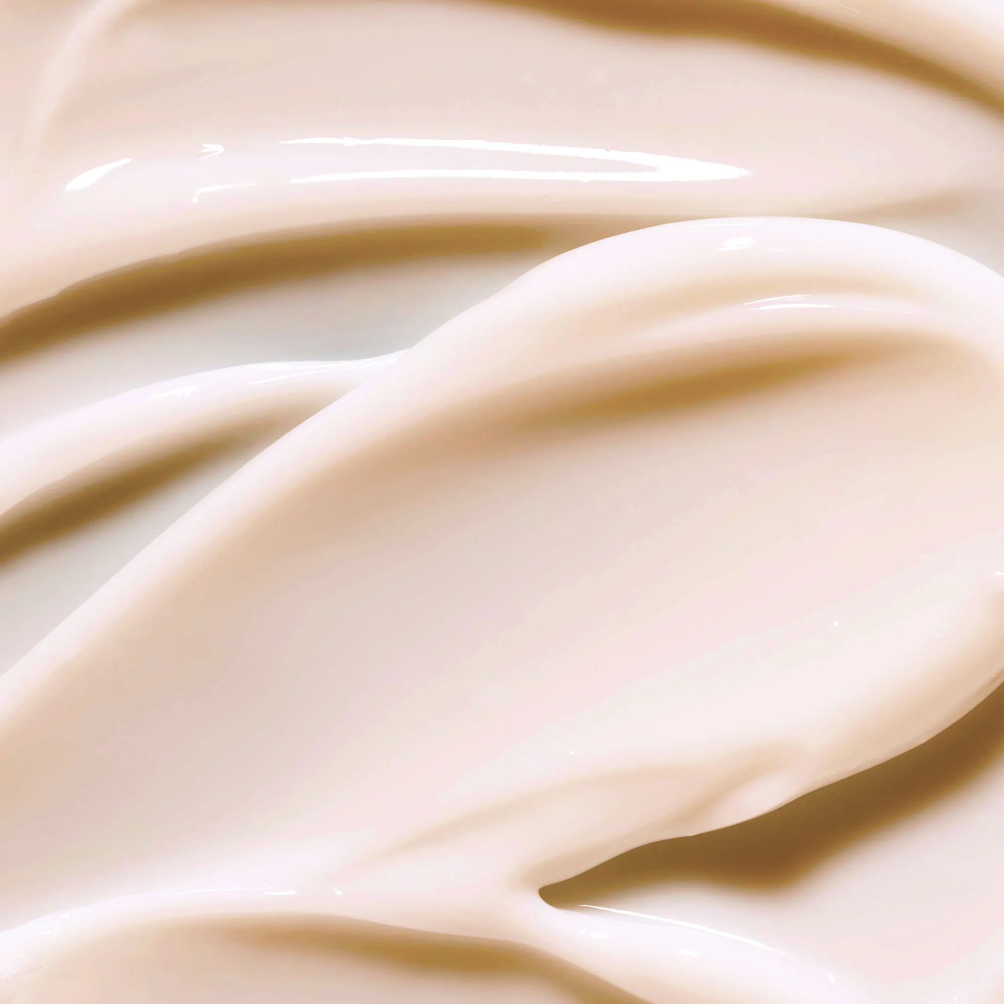 Texture cremosa e lucente di un olio-crema corpo all’olio di Argan applicata sulla pelle