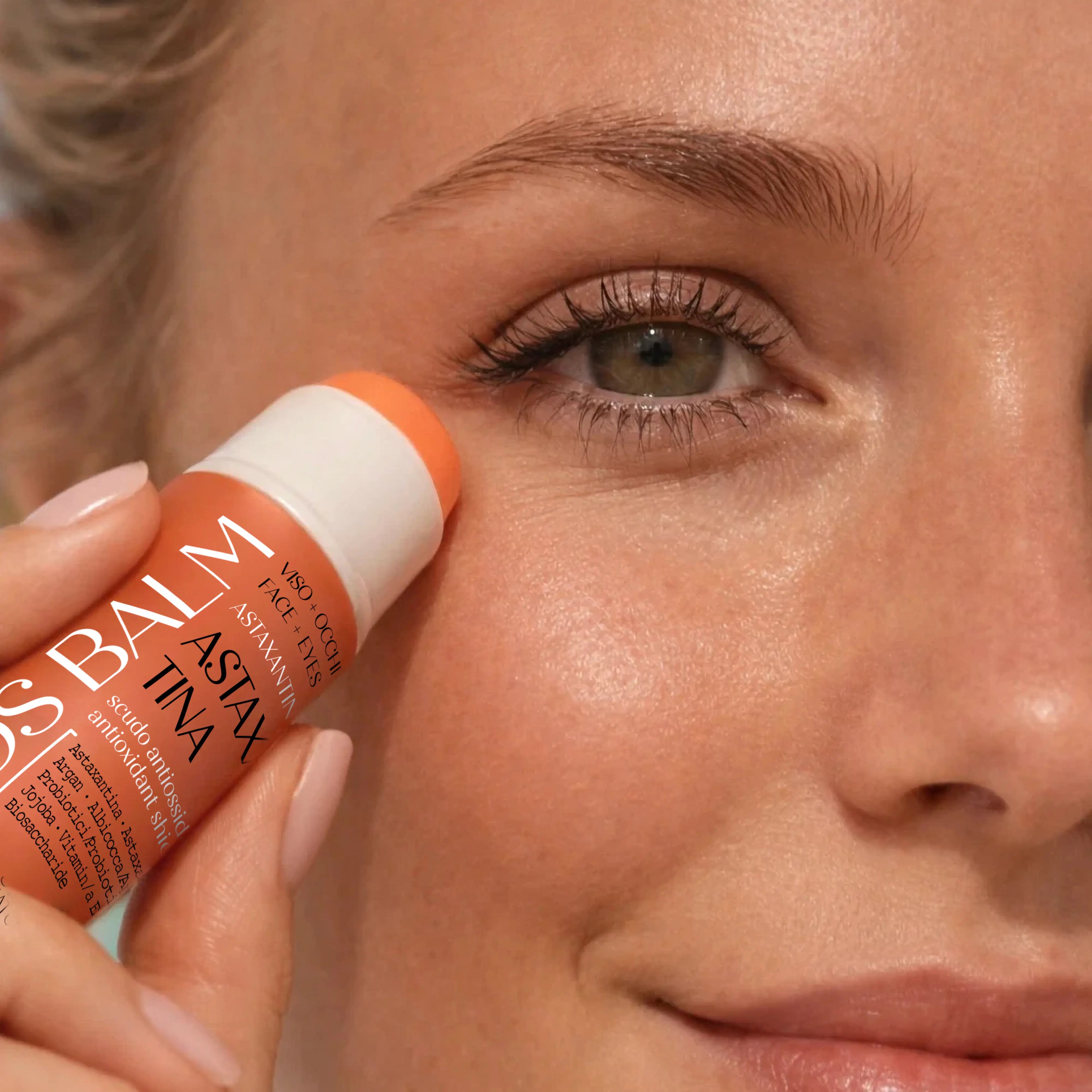 Astaxantina: la rivoluzione del "Red Glow" e il futuro della skincare anidra