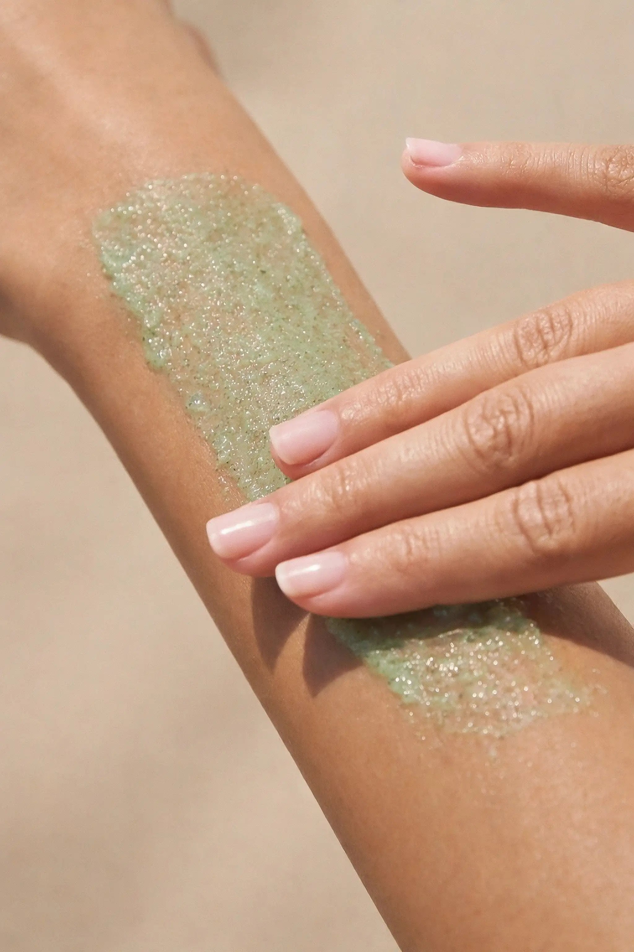 Scrub, gommage o esfolianti chimici? Come scegliere l’esfoliazione giusta per la tua pelle