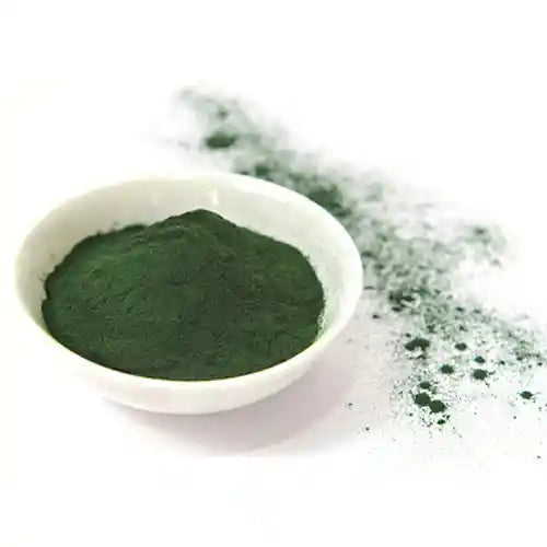 Alga Spirulina, superfood per la pelle con azione antiossidante e rigenerante. Stimola il collagene, migliora la circolazione, idrata e dona luminosità, contrastando acne e segni del tempo.