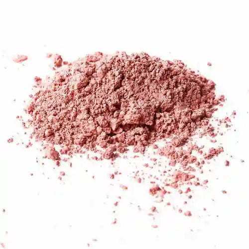 Argilla rosa naturale, purificante e lenitiva, ideale per pelli sensibili e delicate, aiuta a detergere e riequilibrare la pelle donandole luminosità.