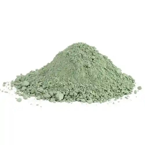 Argilla verde naturale, purificante e detossinante, ideale per pelli grasse e impure, aiuta a riequilibrare la pelle e a ridurre le impurità.