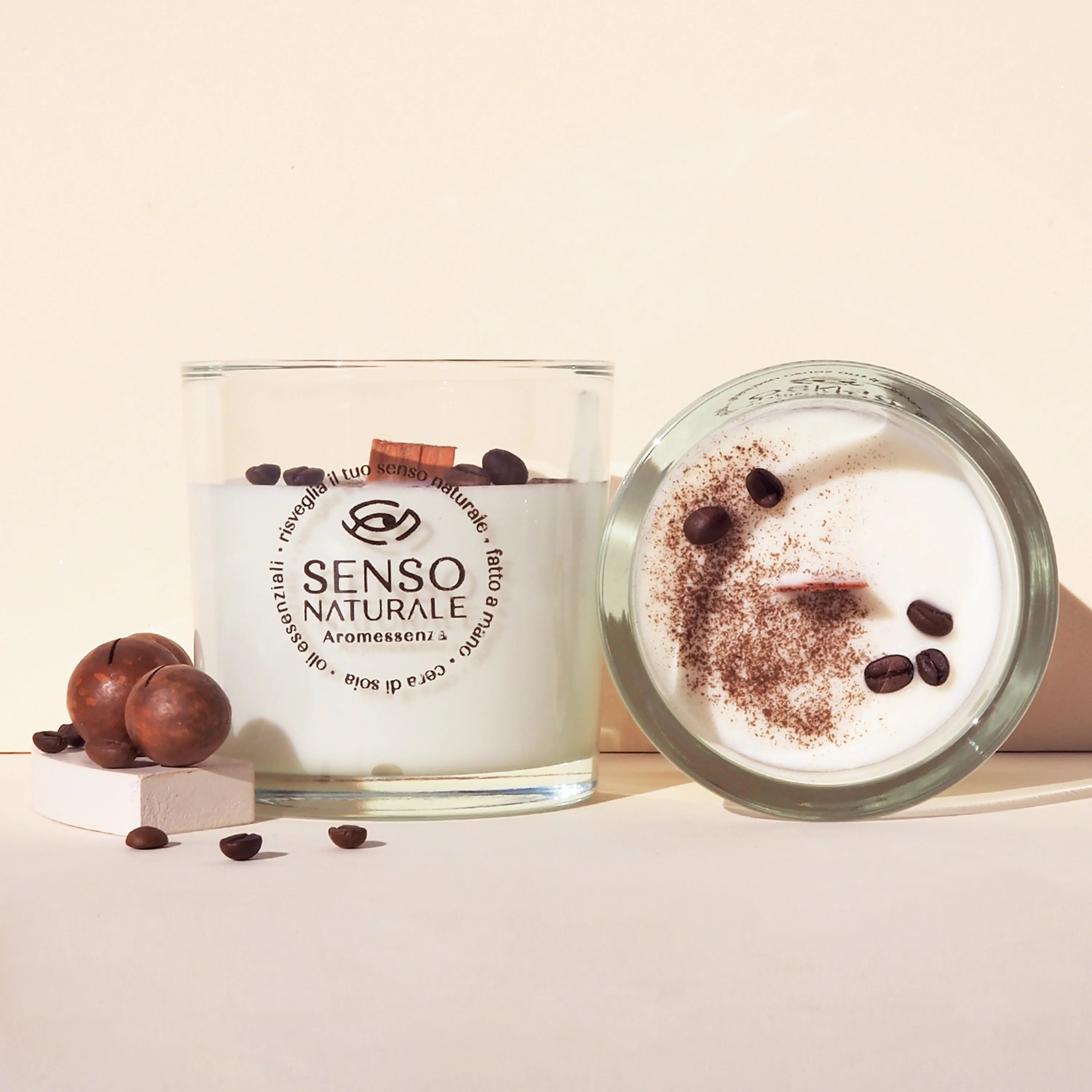 Candela aromaterapica formato M AROMESSENZA Espresso con profumo di caffè tostato, cacao e vaniglia, effetto energizzante.