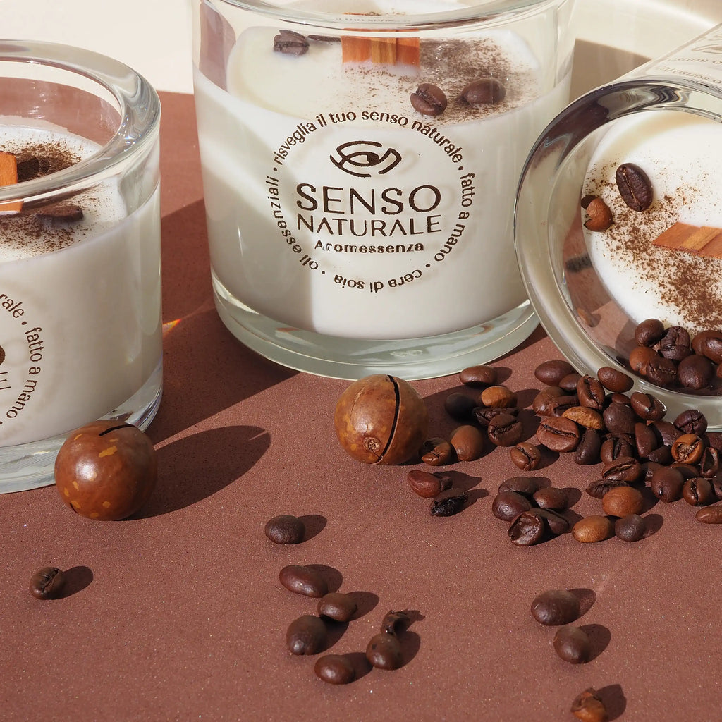 Candela AROMESSENZA Espresso con profumo di caffè tostato, cacao e vaniglia, effetto rigenerante e rilassante.
