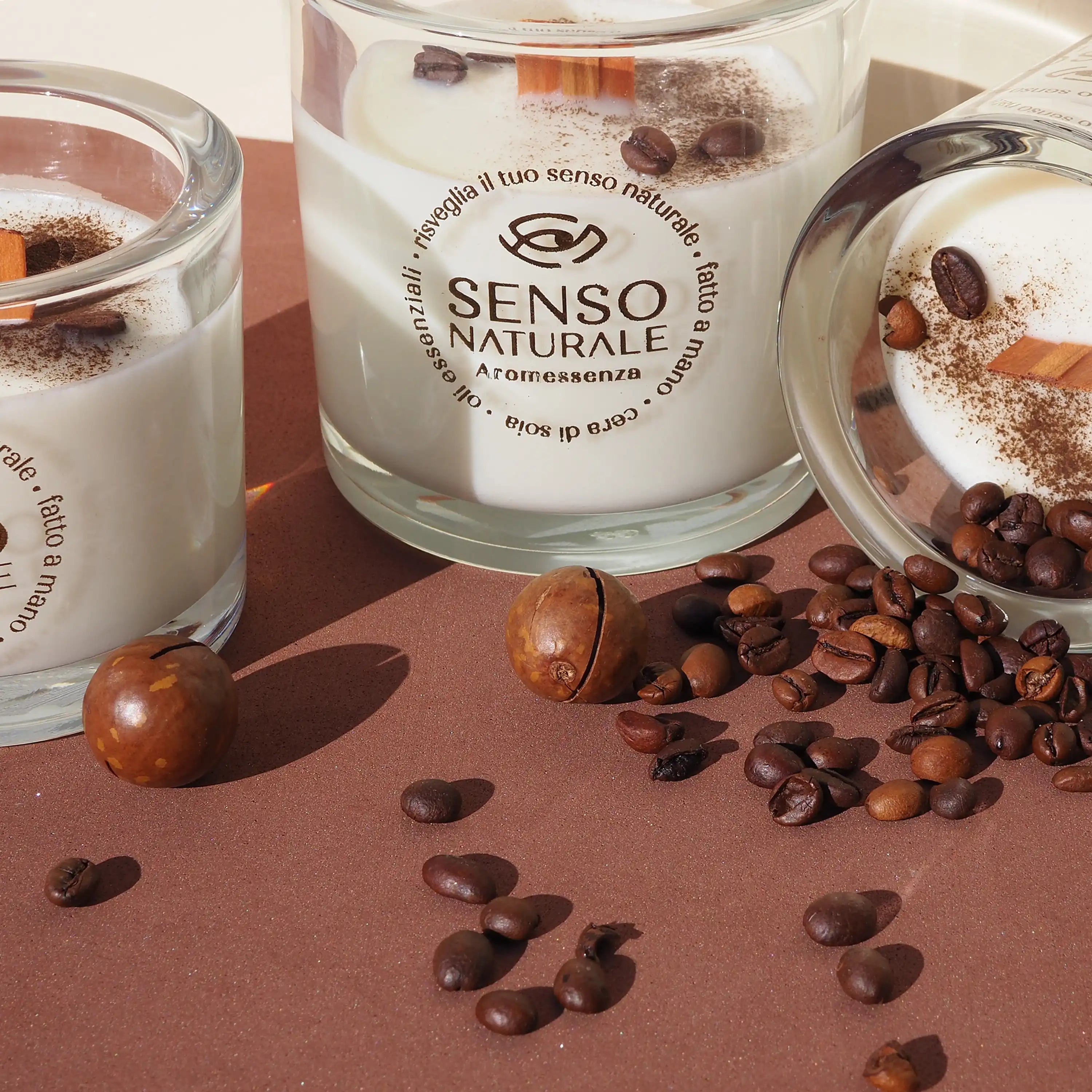 Candela AROMESSENZA Espresso con profumo di caffè tostato, cacao e vaniglia, effetto rigenerante e rilassante.