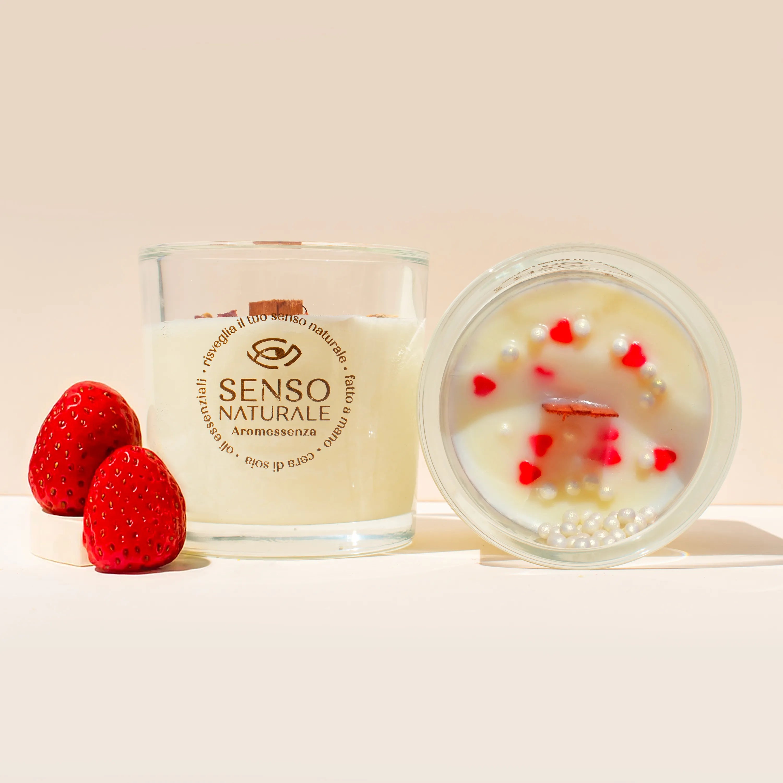 Candela profumata aromaterapia Fragole e Champagne – fragranza dolce e frizzante per benessere e atmosfera romantica. Durata 50 ore.