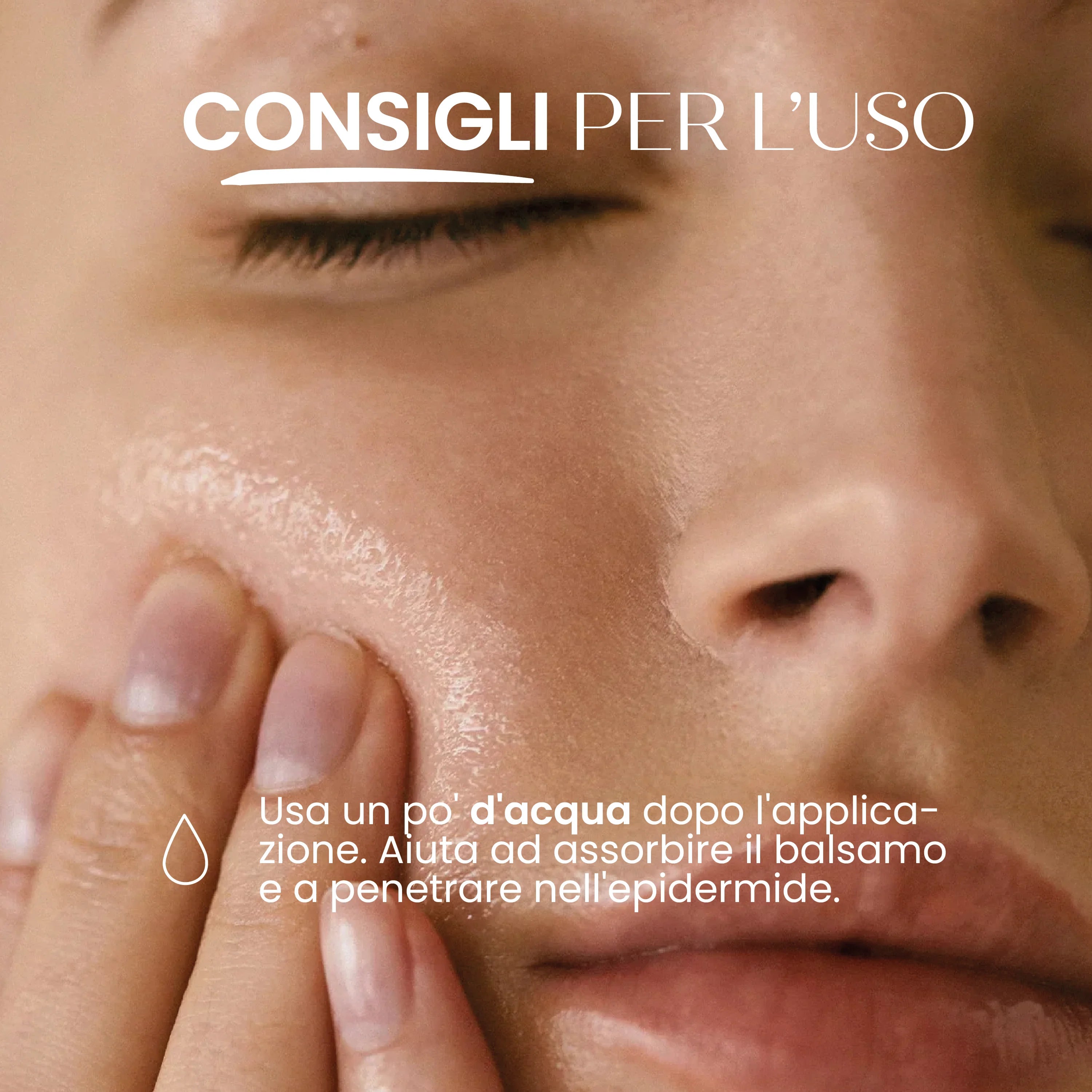 Primo piano di una mano che massaggia delicatamente un balsamo illuminante sulla guancia. Il testo spiega di usare un po' d'acqua dopo l'applicazione per favorire l'assorbimento e la penetrazione del prodotto nell'epidermide.