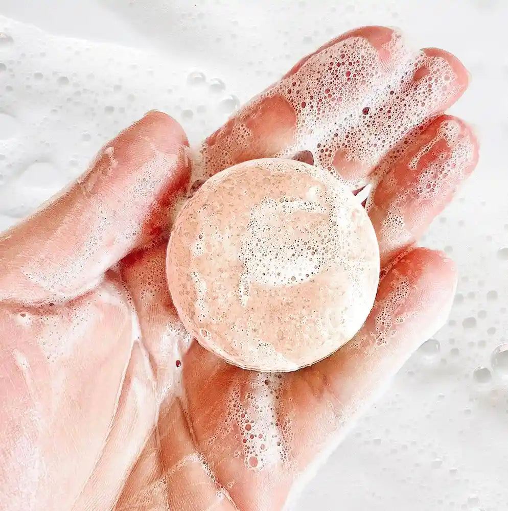 Detergente e struccante solido con rosa centifolia e rosa canina, ricco di vitamine naturalei, illumina, idrata, tonifica e ripara la pelle stressata.