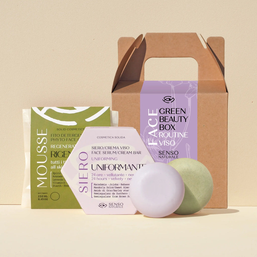 Kit viso uniformante Green Beauty Routine per tutti i tipi di pelle Senso Naturale con cosmetici solidi naturali, confezione regalo ecologica in stile green box, ideale come dono di bellezza sostenibile.