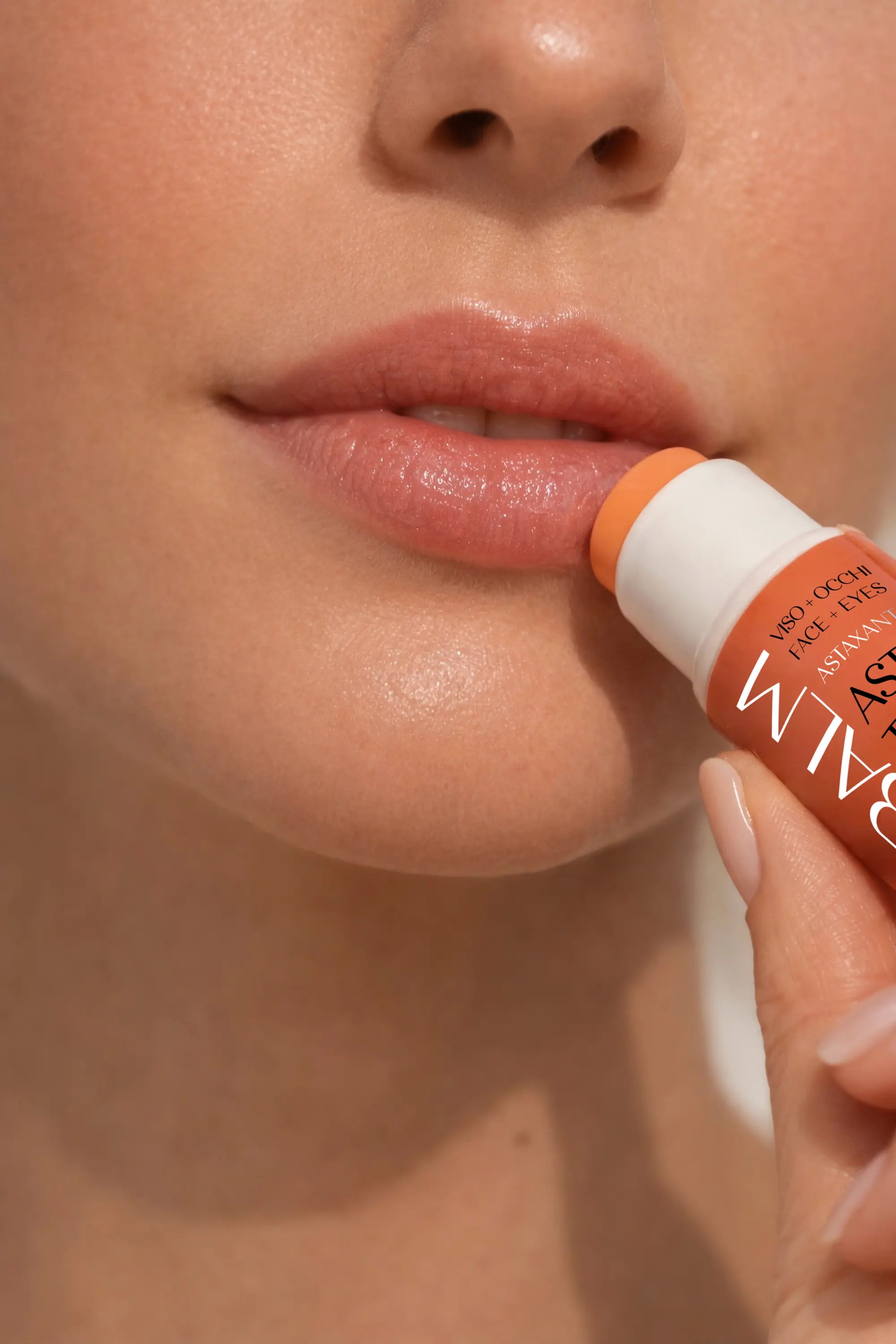 Applicazione delicata dello stick viso e occhi Astaxantina per donare luminosità e protezione alla pelle.