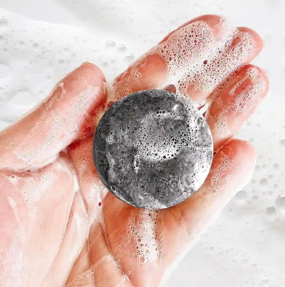 Mousse detergente solido al carbone attivo che strucca e purifica con una soffice schiuma, contrastando impurità, stress e inquinamento senza seccare la pelle.