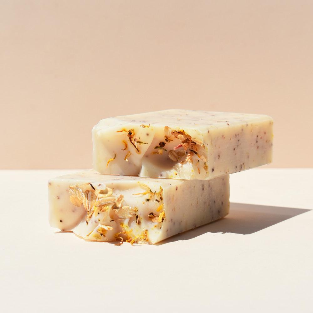 Bálsamo exfoliante corporal de avena y cedro