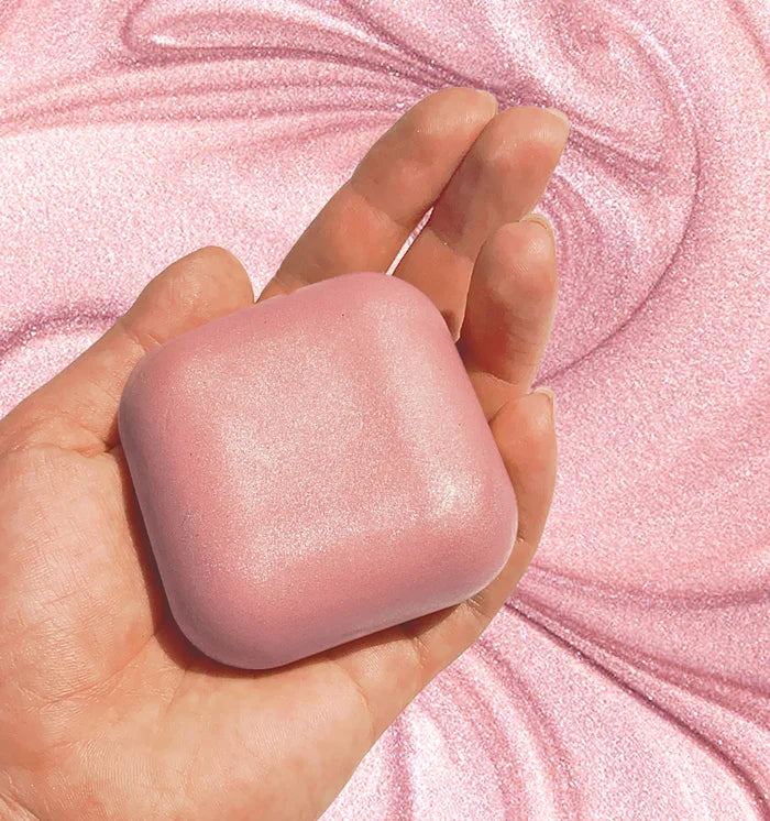 Texture olio corpo shimmer con riflessi rosa antico e platino, profumo ai fiori di ciliegio, effetto luminoso naturale sulla pelle