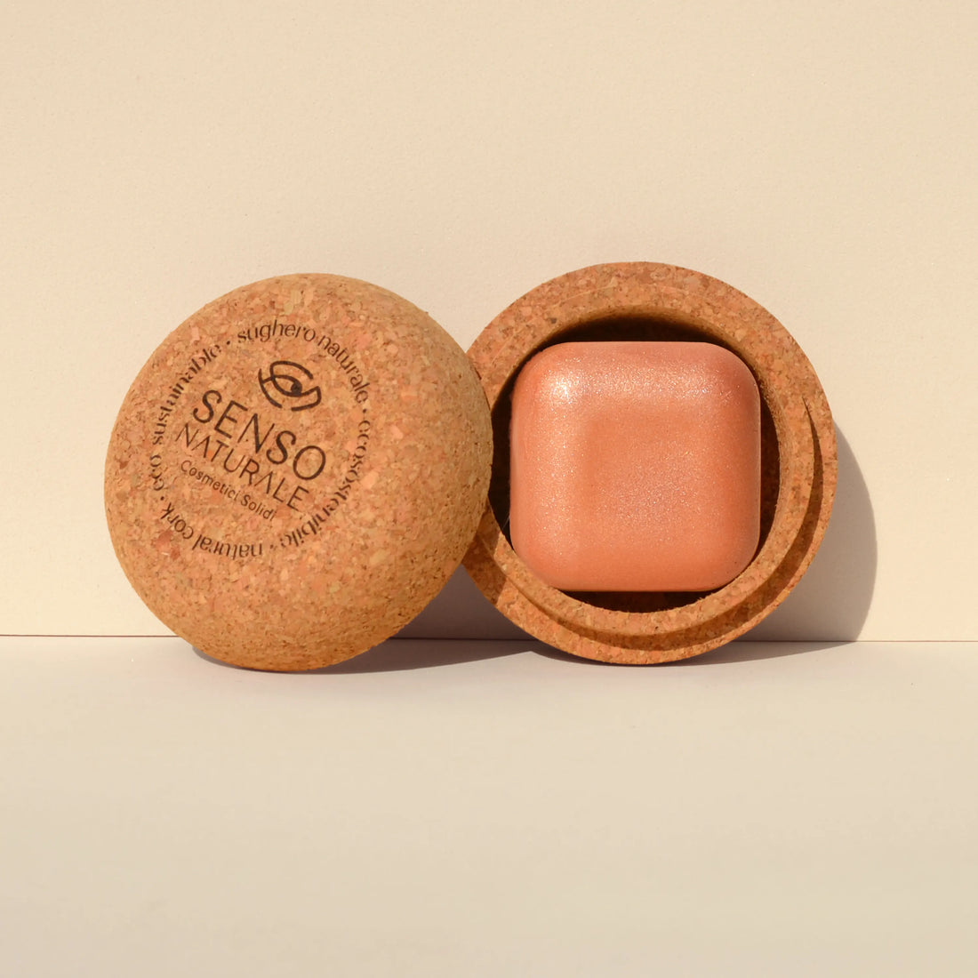 Olio crema illuminante peach gold shimmer con contenitore in sughero con burro di karité e oli naturali per una pelle idratata, elastica e luminosa