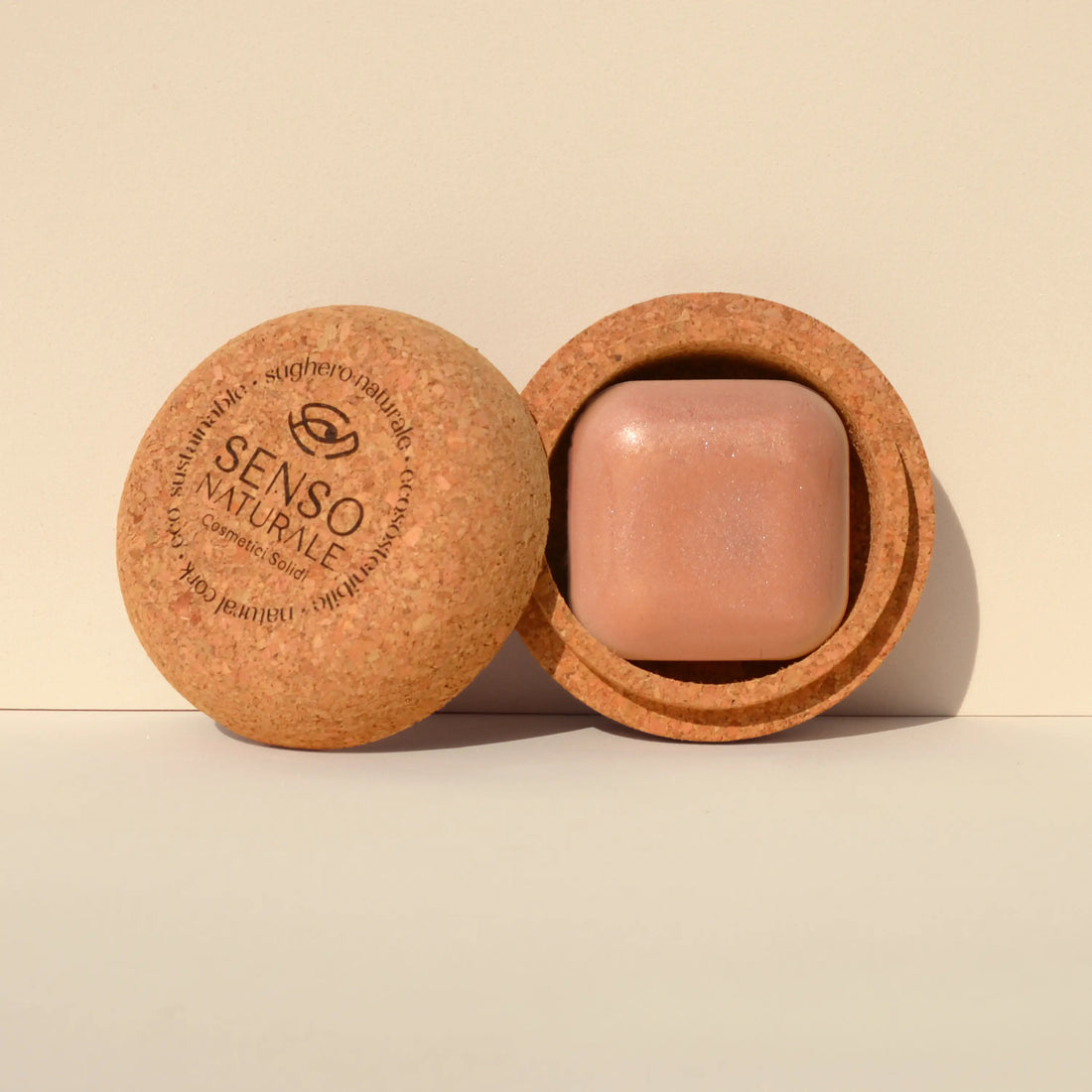 Olio solido Rose Gold per il corpo con contenitore in sughero, dona pelle luminosa e idratata con effetto dorato-rosato.