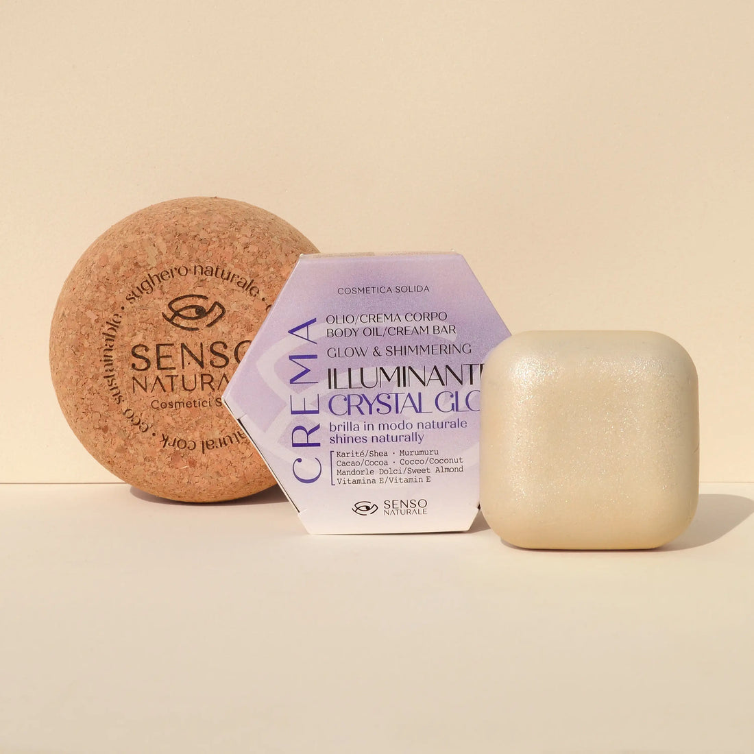 Olio solido corpo Crystal Glow con contenitore in sughero, effetto shimmer dorato e texture vellutata.