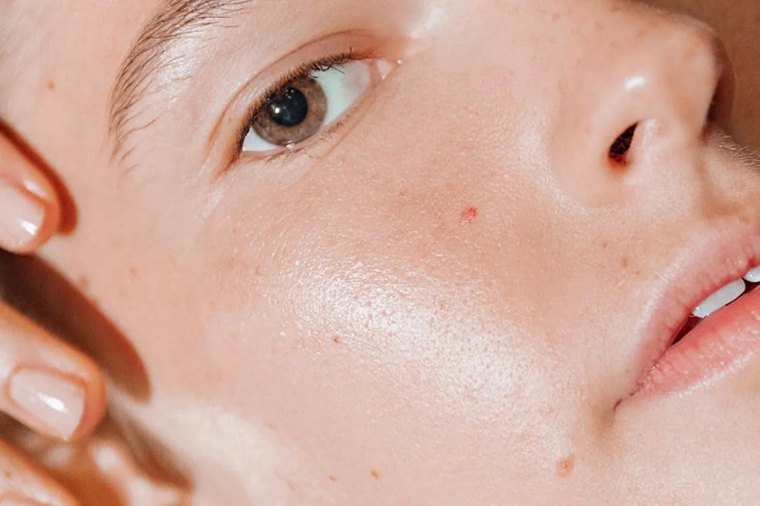 Prodotti viso solidi naturali per una skincare sostenibile, senza plastica