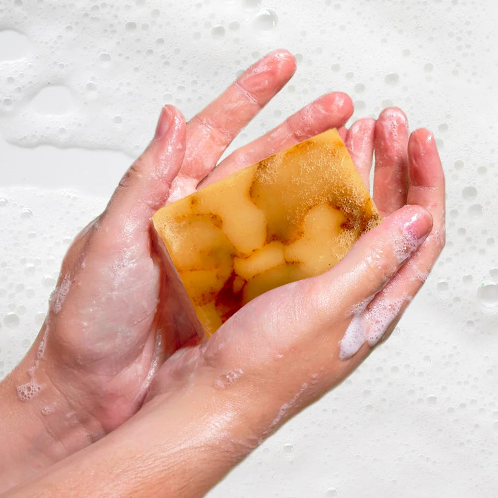 Sapone esfoliante naturale con curcuma, argilla gialla e olio essenziale di patchouli