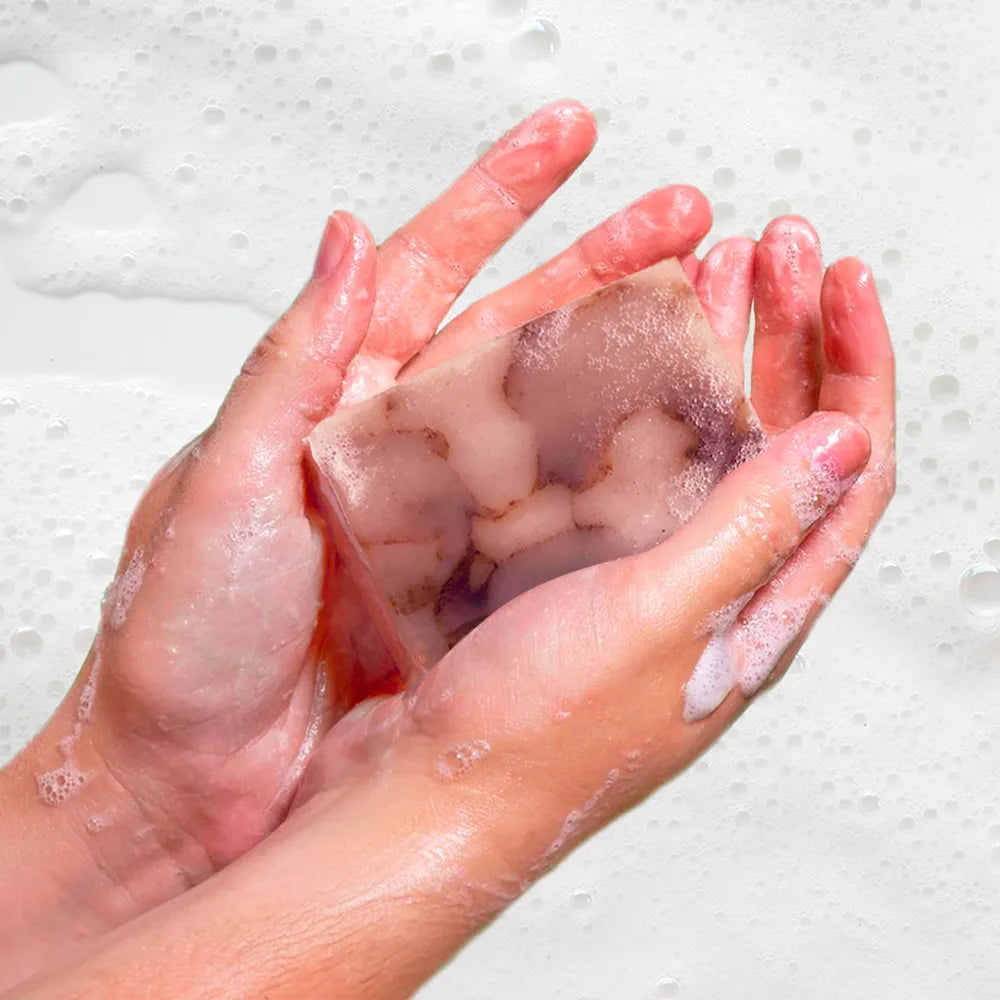 Sapone esfoliante naturale con rosa canina, argilla rosa e oli essenziali di ylang ylang e geranio per pelle idratata e rigenerata