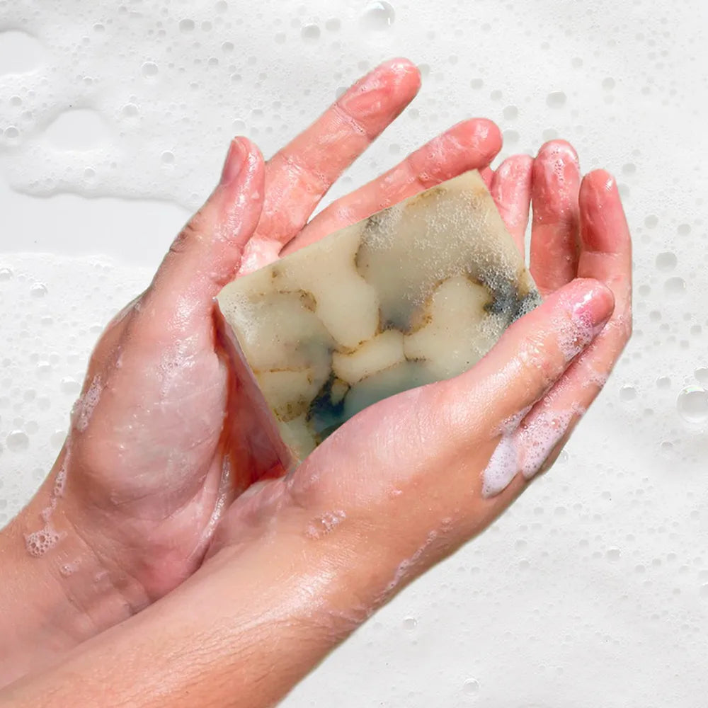 Sapone esfoliante naturale con Spirulina, Argilla Verde ed essenza di Lavanda per pelle tonica e luminosa