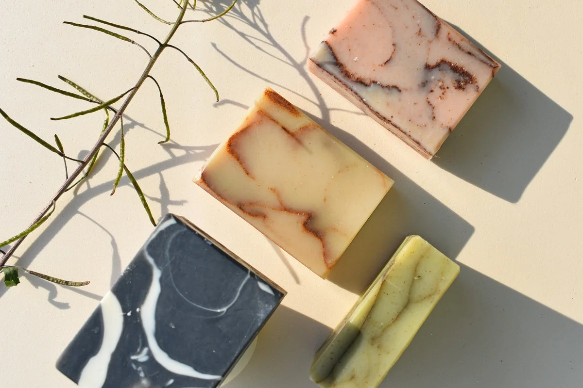 Scrub corpo naturale solido con estratti botanici e oli essenziali per pelle morbida e luminosa