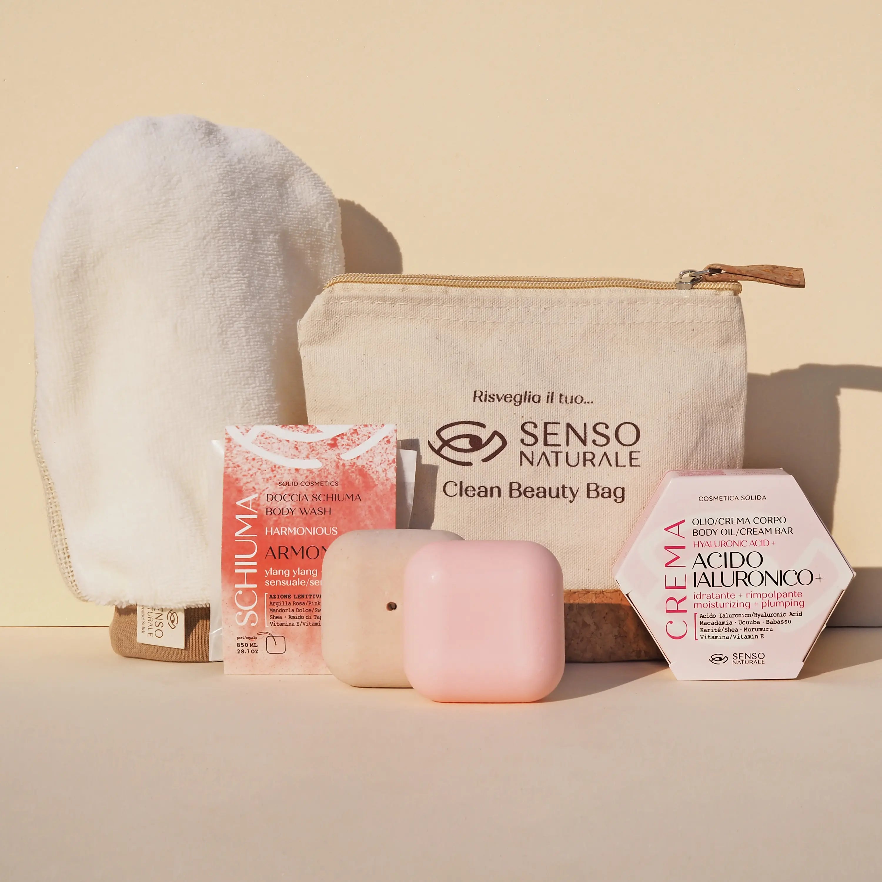 Set trattamento idratante con acido ialuronico, olio corpo solido, doccia schiuma naturale, guanto esfoliante e pochette in cotone.