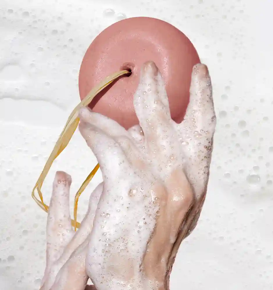 Shampoo solido nutriente con estratti di Rosa Centifolia e Rosa Canina, ricco di vitamine e antiossidanti, per capelli luminosi, idratati e tonificati.
