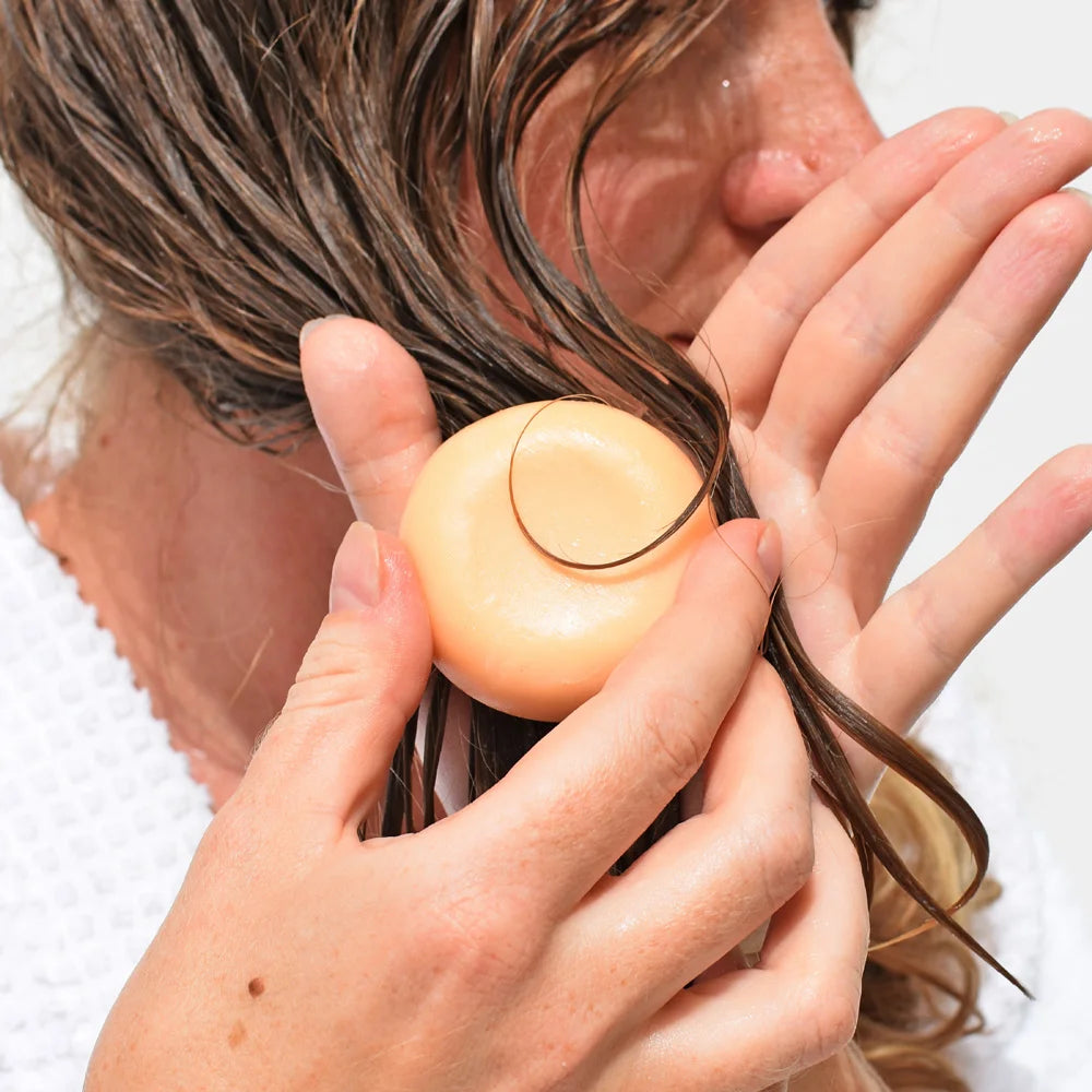 Crema siero solido naturale per modellare capelli ricci e lisci