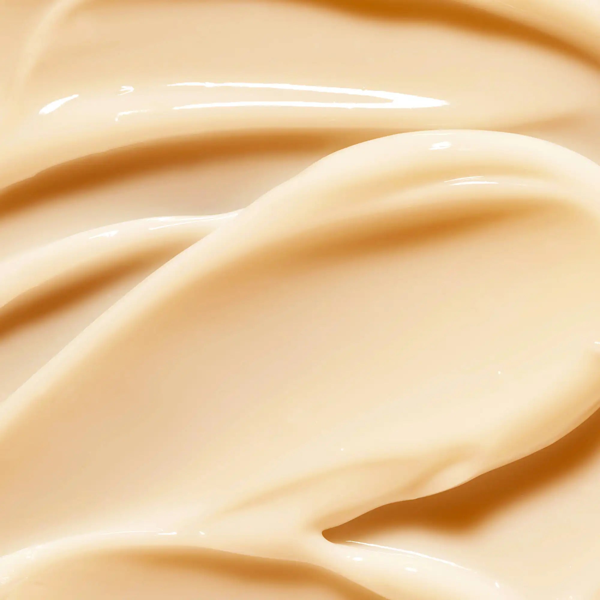 Texture fluida e setosa di olio corpo multivitaminico che idrata e nutre la pelle