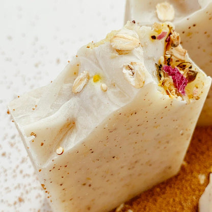 Bálsamo exfoliante corporal de avena y cedro